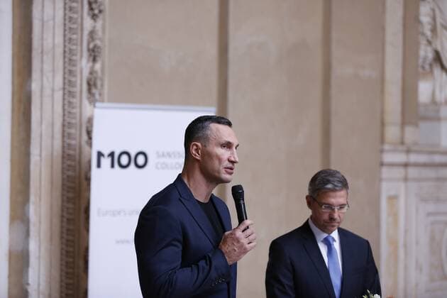 Germany: M100 Media Award to the Ukrainian people Brandenburg: M100 Media Award to the Ukrainian people – Dr. Wladimir Klitschko accepts the award on his behalf in Potsdam.The photo shows Wladimir Klitschko in the Orangery in Sanssouci Park in Potsdam. Potsdam Brandenburg Germany Copyright: SimonexKuhlmey