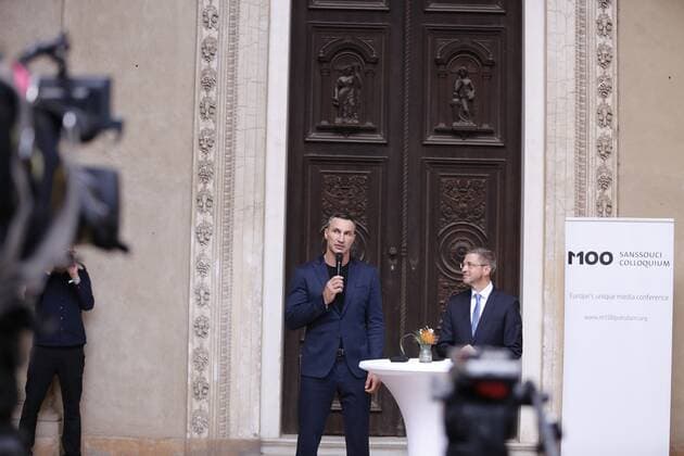 Germany: M100 Media Award to the Ukrainian people Brandenburg: M100 Media Award to the Ukrainian people – Dr. Wladimir Klitschko accepts the award on his behalf in Potsdam.The photo shows Wladimir Klitschko in the Orangery in Sanssouci Park in Potsdam. Potsdam Brandenburg Germany Copyright: SimonexKuhlmey