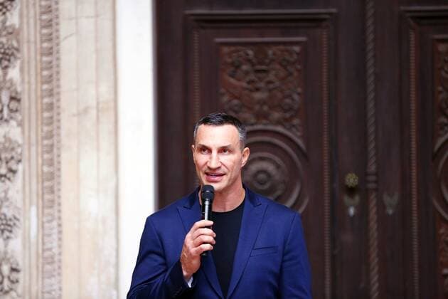 Germany: M100 Media Award to the Ukrainian people Brandenburg: M100 Media Award to the Ukrainian people – Dr. Wladimir Klitschko accepts the award on his behalf in Potsdam.The photo shows Wladimir Klitschko in the Orangery in Sanssouci Park in Potsdam. Potsdam Brandenburg Germany Copyright: SimonexKuhlmey