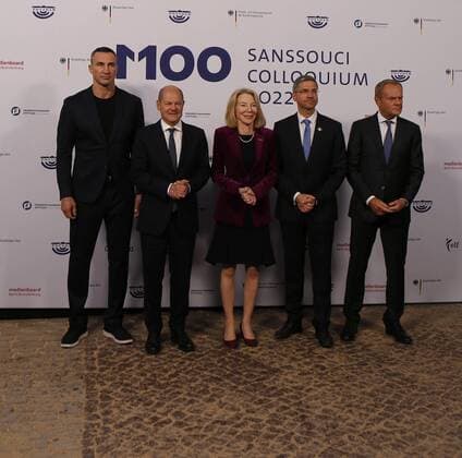News Bilder des Tages Germany: M100 Media Award to the Ukrainian people Brandenburg: M100 Media Award to the Ukrainian people – Dr. Wladimir Klitschko accepts the award on his behalf in Potsdam The photo shows Moritz van Dülmen (M100), Wladimir Klitschko, Chancellor Olaf Scholz, Vjosa Osmani-Sadriu (Presidential Republic of Kosovo), US Ambassador Amy Gutmann, Mike Schubert (Mayor of Potsdam), Donald Tusk (former President of Poland) in front of a Photo wall in the Orangery in Sanssouci Park in Potsdam. Potsdam Brandenburg Germany Copyright: SimonexKuhlmey