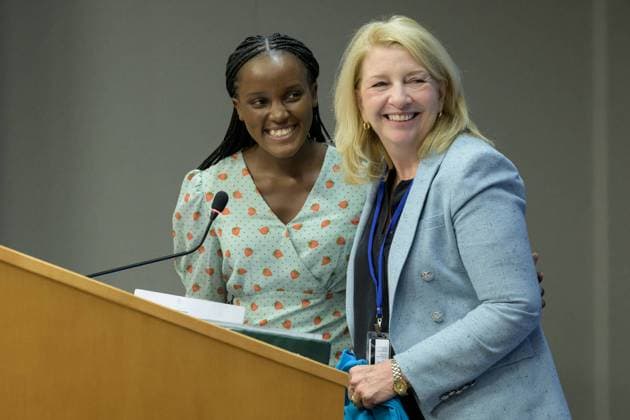 Berühmte Feministinnen, Vanessa Nakate (220915) -- UNITED NATIONS, Sept. 15, 2022 -- UN Children s Fund (UNICEF) Executive Director Catherine Russell (R) and Vanessa Nakate are seen at a press briefing at the UN Headquarters in New York, on Sept. 15, 2022. Vanessa Nakate, a 25-year-old climate activist from Uganda, was appointed on Thursday as the newest goodwill ambassador of the UN Children s Fund (UNICEF). ( Handout via Xinhua) UN-UNICEF-GOODWILL AMBASSADOR-VANESSA NAKATE ManuelxElias UNxPhoto 