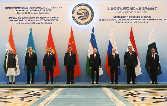 Bilder des Jahres 2022, News 09 September News Themen der Woche KW37 News Bilder des Tages Uzbekistan SCO 8275731 16.09.2022 From left, Indian Prime Minister Narendra Modi, Kazakhstan s President Kassym-Jomart Tokayev, Kyrgyz President Sadyr Japarov, Chinese President Xi Jinping, Uzbek President Shavkat Mirziyoyev, Russian President Vladimir Putin, Tajik President Emomali Rahmon and Pakistani Prime Minister Shahbaz Sharif pose for a family photo at the 22nd Shanghai Cooperation Organisation Heads of State Council (SCO-HSC) Summit, in Samarkand, Uzbekistan. Sergey Guneev Sputnik Samarkand Uzbekistan  Copyright: xSergeyxGuneevx