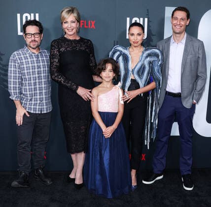 Entertainment Bilder des Tages Los Angeles Premiere Of Netflix s Lou J.J. Abrams, Allison Janney, Ridley Asha Bateman, Jurnee Smollett and Jon Cohen arrive at the Los Angeles Premiere Of Netflix s Lou held at the Netflix Tudum Theater on September 15, 2022 in Hollywood, Los Angeles, California, United States. Netflix Tudum Theater, Hollywood, Los Angeles, California California United States  Copyright: xImagexPressxAgencyx originalFilename: collin-losangel220916_npKis.jpg