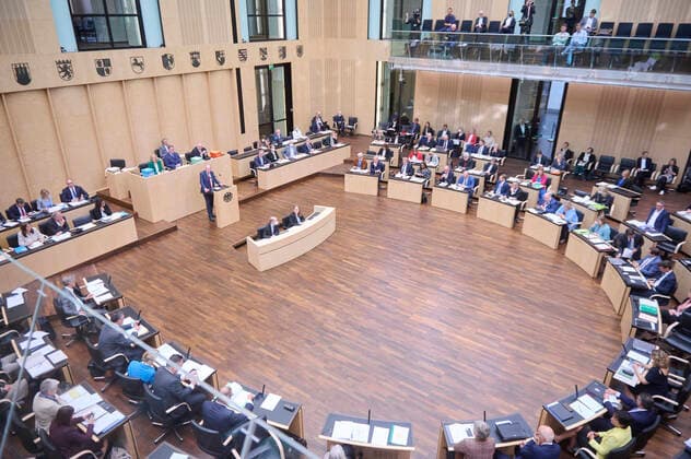 News Bilder des Tages Sitzung des Bundesrates in Berlin Der Plenarsaal während der Sitzung des Bundesrates am 16.09.2022 in Berlin. Berlin Bundesrat Berlin Deutschland *** Meeting of the Bundesrat in Berlin The plenary hall during the meeting of the Bundesrat on 16 09 2022 in Berlin Berlin Bundesrat Berlin Germany