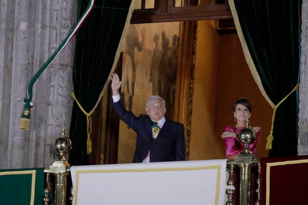 212th Anniversary Of The Independence Of Mexico AndrÃ s Manuel Lopez Obrador, President of Mexico, during the Grito de Independencia on the occasion of the 212th Anniversary of the Independence of Mexico in the Zocalo of Mexico City, who was accompanied by his wife Beatriz GutiÃ rrez Müller, Honorary President of the Honorary Advisory Council of the National Coordination of Historical and Cultural Memory of Mexico. Mexico City Mexico City Mexico  Copyright: xGerardoxVieyrax originalFilename: vieyra-notitle220916_npZCI.jpg
