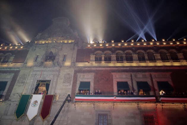 212th Anniversary Of The Independence Of Mexico AndrÃ s Manuel Lopez Obrador, President of Mexico, during the Grito de Independencia on the occasion of the 212th Anniversary of the Independence of Mexico in the Zocalo of Mexico City, who was accompanied by his wife Beatriz GutiÃ rrez Müller, Honorary President of the Honorary Advisory Council of the National Coordination of Historical and Cultural Memory of Mexico. Mexico City Mexico City Mexico  Copyright: xGerardoxVieyrax originalFilename: vieyra-notitle220916_np0Ph.jpg