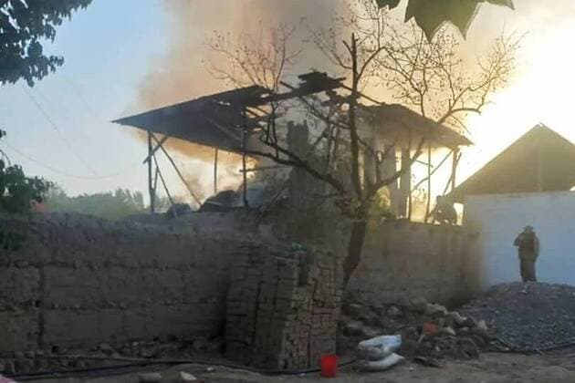News Themen der Woche KW37 News Bilder des Tages Kyrgyzstan Tajikistan Tensions 8275943 16.09.2022 The view shows a building damaged as a result of shelling by the Tajik military in the Leilek district of Batman region, Kyrgyzstan. Batken Region Emergency Situations Ministry has opened several temporary accommodation points for evacuees from dangerous areas. According to the Kyrgyz State Committee for National Security, the heads of the special services of Kyrgyzstan and Tajikistan agreed on a ceasefire from 10:00 GMT (16:00 local time). Syrgak Baktyjarov Sputnik Kyrgyzstan  Copyright: xSyrgakxBaktyjarovx