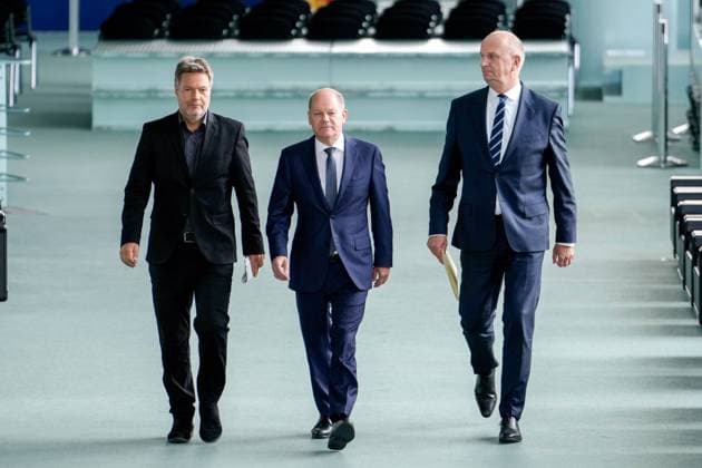 Pressestatement zum Massnahmenpaket fuer die ostdeutschen Raffineriestandorte und Haefen Aktuell, 16.09.2022, Berlin Wirtschafts- und Klimaminister Robert Habeck (Gruene) Bundeskanzler Olaf Scholz (SPD), Ministerpraesident Dietmar Woidke (SPD) von Brandenburg beim Pressestatement zum Massnahmenpaket fuer die ostdeutschen Raffineriestandorte und Haefen im Bundeskanzleramt in Berlin Berlin Berlin Deutschland *** Press statement on the package of measures for the East German refinery sites and ports News, 16 09 2022, Berlin Economy and Climate Minister Robert Habeck Greens Federal Chancellor Olaf Scholz SPD , State Premier Dietmar Woidke SPD of Brandenburg at the press statement on the package of measures for the East German refinery sites a