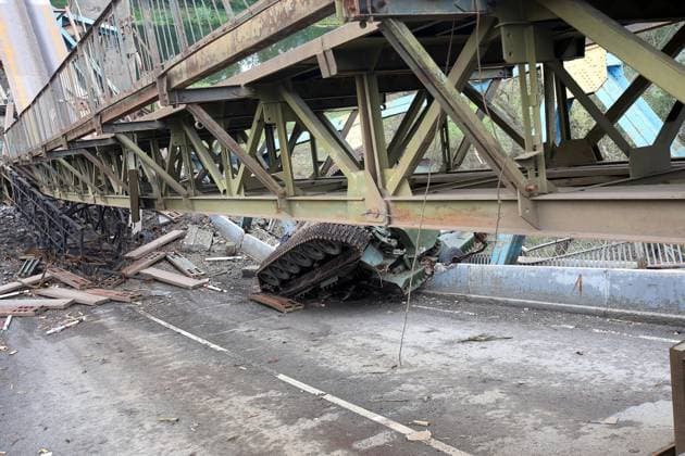 Ukraine-Konflikt, Eindrücke aus Isjum IZIUM, UKRAINE - SEPTEMBER 15, 2022 - A destroyed bridge across the Siverskyi Donets River is pictured in Izium that was liberated from Russian invaders, Kharkiv Region, northeastern Ukraine. Izium in Kharkiv Region after liberation from Russian occupiers  Copyright: xVyacheslavxMadiyevskyyx