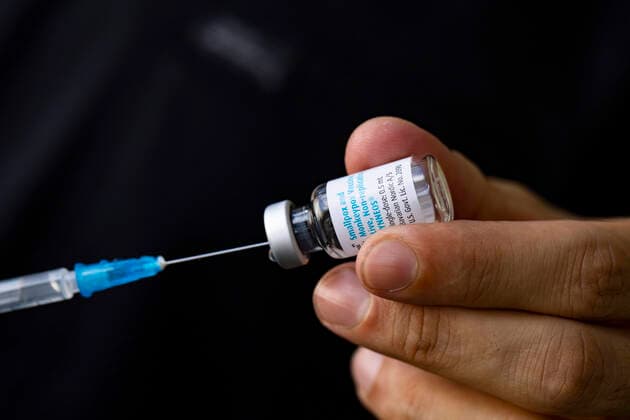 Medizinisches Personal zieht mit einer Syringe den Impfstoff gegen Affenpocken und Pocken von einer Ampulle im Checkpoint Bln am Herrmannplatz in Berlin am 16. September 2022. Affenpockenimpfung im Checkpoint Bln *** Medical staff use a syringe to pull the vaccine against monkeypox and smallpox from an ampoule at Checkpoint Bln on Herrmannplatz in Berlin on September 16, 2022 Monkeypox vaccination at Checkpoint Bln