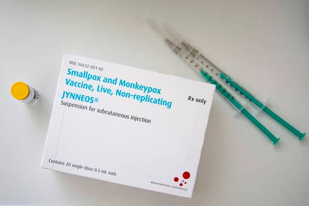 Eine Ampulle mit Impfstoff gegen Affenpocken und Pocken im Checkpoint Bln am Herrmannplatz in Berlin am 16. September 2022. Affenpockenimpfung im Checkpoint Bln *** A vial of monkeypox and smallpox vaccine at Checkpoint Bln on Herrmannplatz in Berlin on September 16, 2022 Monkeypox vaccination at Checkpoint Bln