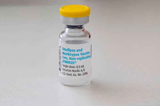 Eine Ampulle mit Impfstoff gegen Affenpocken und Pocken im Checkpoint Bln am Herrmannplatz in Berlin am 16. September 2022. Affenpockenimpfung im Checkpoint Bln *** A vial of monkeypox and smallpox vaccine at Checkpoint Bln on Herrmannplatz in Berlin on September 16, 2022 Monkeypox vaccination at Checkpoint Bln