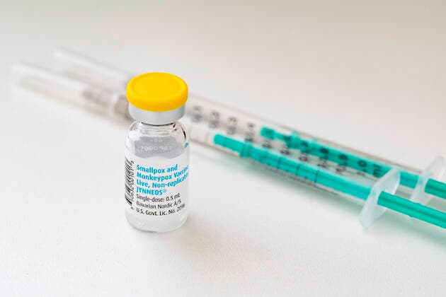 Eine Ampulle mit Impfstoff gegen Affenpocken und Pocken im Checkpoint Bln am Herrmannplatz in Berlin am 16. September 2022. Affenpockenimpfung im Checkpoint Bln *** A vial of monkeypox and smallpox vaccine at Checkpoint Bln on Herrmannplatz in Berlin on September 16, 2022 Monkeypox vaccination at Checkpoint Bln
