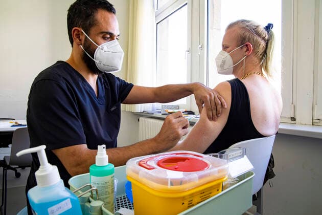 Laborant Jose (L) verimpft Phe (R) mit dem Impfstoff gegen Affenpocken und Pocken im Checkpoint Bln am Herrmannplatz in Berlin am 16. September 2022. Affenpockenimpfung im Checkpoint Bln *** Lab technician Jose L inoculates Phe R with monkeypox and smallpox vaccine at Checkpoint Bln at Herrmannplatz in Berlin on September 16, 2022 Monkeypox vaccination at Checkpoint Bln