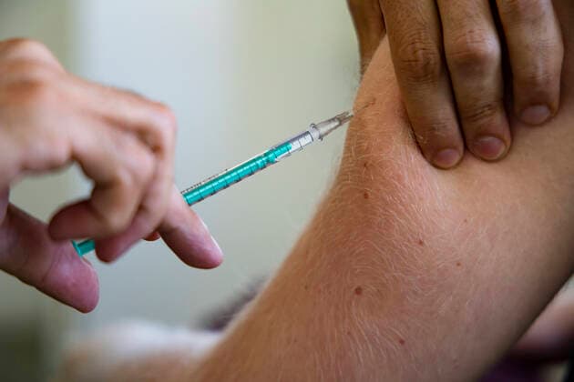Ein patient wird mit Impfstoff gegen Affenpocken und Pocken verimpft im Checkpoint Bln am Herrmannplatz in Berlin am 16. September 2022. Affenpockenimpfung im Checkpoint Bln *** A patient is vaccinated with monkeypox and smallpox vaccine at Checkpoint Bln at Herrmannplatz in Berlin on September 16, 2022 Monkeypox vaccination at Checkpoint Bln