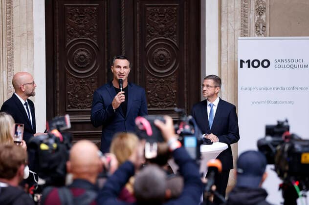 Moritz van Dülmen, Wladimir Klitschko and Mike Schubert at the M100 Media Award 2022 ceremony for the Ukrainian people at the Orangerie Sanssouci Potsdam, 15 09 2022 Foto:xS.xGabschx xFuturexImage