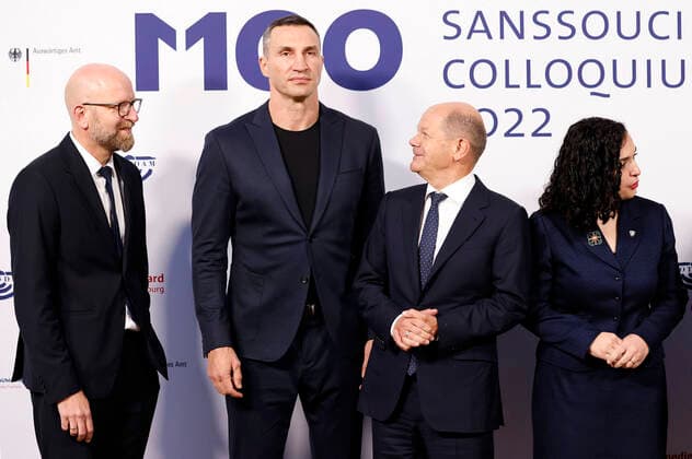 Moritz van Dülmen, Wladimir Klitschko, Olaf Scholz and Vjosa Osmani at the M100 Media Award 2022 ceremony for the Ukrainian people at the Orangerie Sanssouci Potsdam, 15 09 2022 Foto:xS.xGabschx xFuturexImage