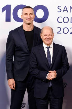 Wladimir Klitschko and Olaf Scholz at the M100 Media Award 2022 ceremony for the Ukrainian people at the Orangerie Sanssouci Potsdam, 15 09 2022 Foto:xS.xGabschx xFuturexImage