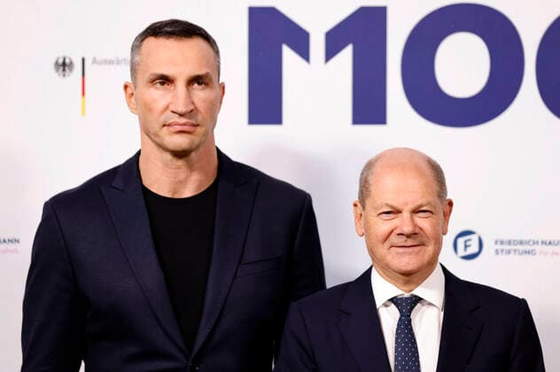 Wladimir Klitschko and Olaf Scholz at the M100 Media Award 2022 ceremony for the Ukrainian people at the Orangerie Sanssouci Potsdam, 15 09 2022 Foto:xS.xGabschx xFuturexImage