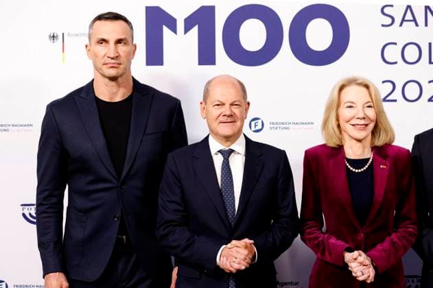 Wladimir Klitschko, Olaf Scholz and Amy Gutmann at the M100 Media Award 2022 ceremony for the Ukrainian people at the Orangerie Sanssouci Potsdam, 15 09 2022 Foto:xS.xGabschx xFuturexImage
