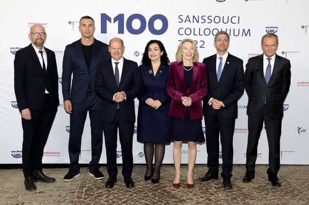 Moritz van Dülmen, Wladimir Klitschko, Olaf Scholz, Vjosa Osmani, Amy Gutmann, Mike Schubert and Donald Tusk at the M100 Media Award 2022 ceremony for the Ukrainian people at the Orangerie Sanssouci Potsdam, 15 09 2022 Foto:xS.xGabschx xFuturexImage