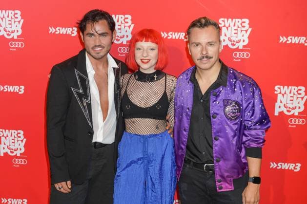 Der Green Carpet bei der Aufzeichnung der Musiksendung SWR3 New Pop. Purple Disco Maschine ( Moss Kena, Sophie Scott, Tino Piontek ) - SWR3 New Pop - Das Special Der Green Carpet bei der Aufzeichnung der Musiksendung SWR3 New Pop. Deutschland, Baden Baden, Festspielhaus, 15.09.2022 *** The Green Carpet at the recording of the music program SWR3 New Pop Purple Disco machine Moss Kena, Sophie Scott, Tino Piontek SWR3 New Pop The Special The Green Carpet at the recording of the music program SWR3 New Pop Germany, Baden Baden, Festspielhaus, 15 09 2022 SP_GHR