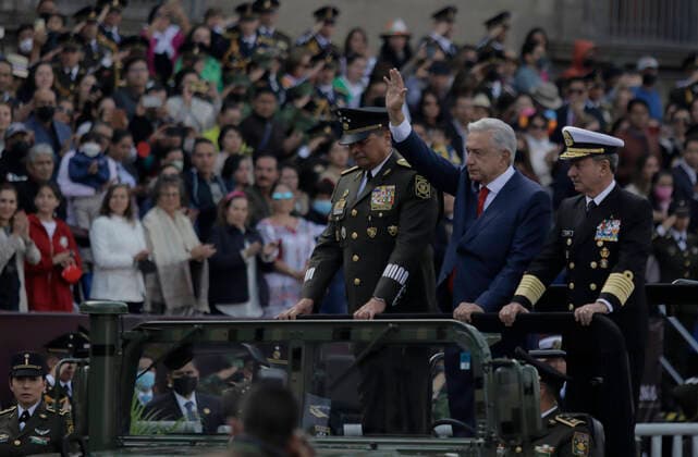 Military Civic Parade On The Occasion Of The 212th Anniversary Of The Independence Of Mexico AndrÃ s Manuel Lopez Obrador, President of Mexico, greets his supporters during the Military Civic Parade on the occasion of the 212th Anniversary of the Independence of Mexico. Mexico City Mexico City Mexico  Copyright: xGerardoxVieyrax originalFilename: vieyra-notitle220916_npqnu.jpg
