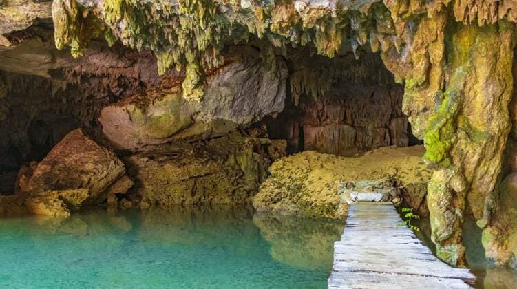 Amazing blue turquoise water and limestone cave sinkhole cenote Mexico., Amazing blue turquoise water and limestone cave sinkhole cenote at Santuario de los guerreros in Puerto Aventuras Quintana Roo Mexico., Amazing blue turquoise water and limestone cave sinkhole cenote at Santuario de los guerreros in Puerto Aventuras Quintana Roo Mexico., 10.04.2022, Copyright: xArkadijSchellx Panthermedia31308097.jpg