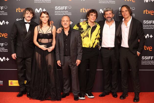 Opening Gala Of The San Sebastian Film Festival 2022 (L-R) Fernando Tejero, Catalina Sopelana, Javier Gutià rrez, Miguel Herran, Alberto Rodriguez and Rafael Cobos pose during the opening gala of the San Sebastian Film Festival 2022 at the Kursaal, September 16, 2021, San Sebastian, Guipuzkoa, Basque Country, (Spain). From today until next Saturday, September 24, San Sebastian dresses up to host the 70th edition of Zinemaldia, the most famous Spanish film festival. One example is the French actress Juliette Binoche to whom the festival has dedicated this year s official poster and who will attend, for the fourth time in its history, to receive one of the Donostia awards. San Sebastian Spain Spain Copyright: xRaulxTerrelx originalFilename: agency-openingg220916_npzW2.jpg