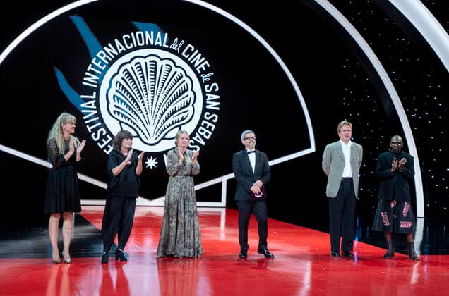 Entertainment Bilder des Tages Opening Gala Of The San Sebastian Film Festival 2022 Jury members Tea Linderburg, Rosa Montero, Antoinette Boulat, Matias Mosteirin, Hlynur Palmason and Jeremiah Mosese during the opening gala of the San Sebastian Film Festival 2022 at the Kursaal, September 16, 2021, San Sebastian, Guipuzkoa, Basque Country, (Spain). From today until next Saturday, September 24, San Sebastian dresses up to host the 70th edition of Zinemaldia, the most famous Spanish film festival. One example is the French actress Juliette Binoche, to whom the festival has dedicated its official poster this year and who will attend, for the fourth time in its history, to receive one of the Donostia awards. San Sebastian Spain Spain Copyright: xAlbertoxOrtegax originalFilename: agency-openingg220916_npT9B.jpg