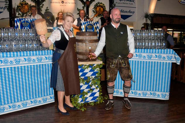 Entertainment Bilder des Tages Franziska Giffey und Björn Schwarz beim Wiesn-Anstich zum Oktoberfest 2022 im Hofbräu Berlin. Berlin, 17.09.2022 *** Franziska Giffey and Björn Schwarz at the tapping of the Oktoberfest 2022 in the Hofbräu Berlin Berlin, 17 09 2022 Foto:xN.xKubelkax xFuturexImage