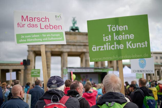 News Themen der Woche KW37 Mehrere Hundert Abtreibungsgegner haben am Samstag (17.09.2022) im Zentrum Berlins fuer einen unbedingten Lebensschutz demonstriert. Anlass war der inzwischen 18. Marsch fuer das Leben , zu dem der Bundesverband Lebensrecht aufgerufen hatte. Die Kundgebungsteilnehmerinnen und -teilnehmer versammelten sich auf dem Platz des 18. Maerz, westlich des Brandenburger Tores. In Hoer- und Sichtweite auf der anderen Seite des Berliner Wahrzeichens und im Tiergarten gab es kleinere Gegendemonstrationen fuer sexuelle Selbstbestimmung. (Siehe epd-Meldung vom 17.09.2022) Abtreibungsgegner demonstrieren in Berlin *** Several hundred abortion opponents demonstrated on Saturday 17 09 2022 in the center of Berlin for an unconditional protection of life The Copyright: epd-bild ChristianxDitsch EDITORIAL USE ONLY