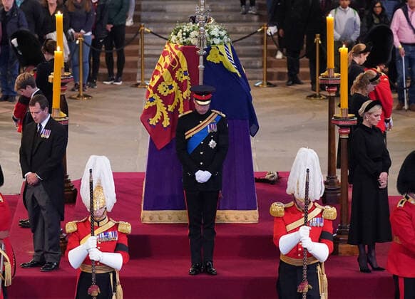 Entertainment Bilder des Tages . 17 09 2022. London, United Kingdom. The eight grandchildren of Queen Elizabeth II ; Prince William, Prince Harry, Peter Phillips, Zara Tindall, James, Viscount Severn , Lady Louise Windsor, Princess Eugenie and Princess Beatrice at the lying in state vigil at Westminster Hall in London.  xPoolx xi-Imagesx IIM-23780-0034