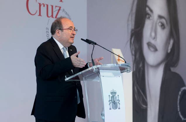 National Cinematography Award - 70th San Sebastian Film Festival The Minister of Culture and Sport, Miquel Iceta participates in the presentation of the National Cinematography Award 2022 to PenÃ lope Cruz, at the Tabakalera International Center for Contemporary Culture, on September 17, 2022, in San Sebastian, Guipuzkoa, Basque Country (Spain). San Sebastian Spain Spain  Copyright: xAlbertoxOrtegax originalFilename: agency-penlopec220917_np64H.jpg