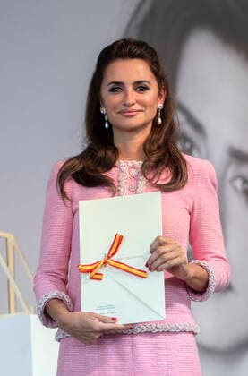 National Cinematography Award - 70th San Sebastian Film Festival Actress PenÃ lope Cruz poses with the 2022 National Cinematography Award, Tabakalera International Center for Contemporary Culture, September 17, 2022, in San Sebastian, Guipuzkoa, Basque Country (Spain). San Sebastian Spain Spain  Copyright: xAlbertoxOrtegax originalFilename: agency-penlopec220917_npckl.jpg