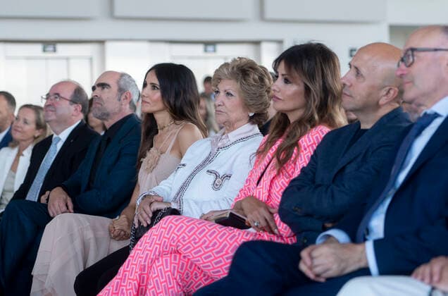 National Cinematography Award - 70th San Sebastian Film Festival Penelope Cruz s mother, Encarna Sanchez (c) with her other daughter, Monica Cruz (3r), during the presentation of the 2022 National Film Award to Penelope, at Tabakalera International Center for Contemporary Culture, on September 17, 2022, in San Sebastian, Guipuzkoa, Basque Country (Spain). San Sebastian Spain Spain  Copyright: xAlbertoxOrtegax originalFilename: agency-penlopec220917_npNL6.jpg