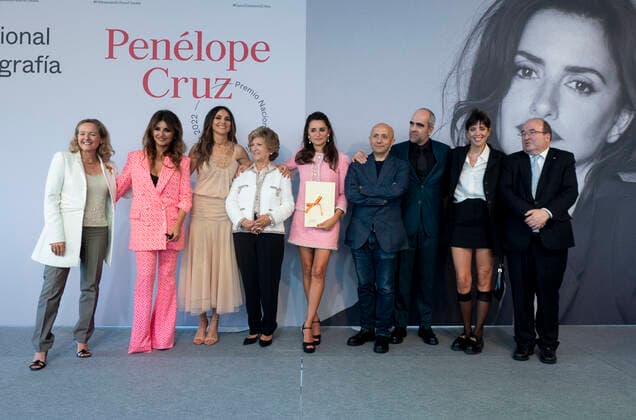 Entertainment Bilder des Tages National Cinematography Award - 70th San Sebastian Film Festival Actress PenÃ lope Cruz (c) poses with the 2022 National Cinematography Award, with her mother, Encarna Sanchez (4l) and her sister Monica (2l), at Tabakalera International Center for Contemporary Culture, on September 17, 2022, in San Sebastian, Guipuzkoa, Basque Country (Spain). San Sebastian Spain Spain  Copyright: xAlbertoxOrtegax originalFilename: agency-penlopec220917_npZEk.jpg
