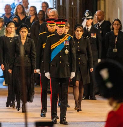 . 17 09 2022. London, United Kingdom. The eight grandchildren of Queen Elizabeth II ; Prince William, Prince Harry, Peter Phillips, Zara Tindall, James, Viscount Severn , Lady Louise Windsor, Princess Eugenie and Princess Beatrice at the lying in state vigil at Westminster Hall in London.  xPoolx xi-Imagesx IIM-23780-0044