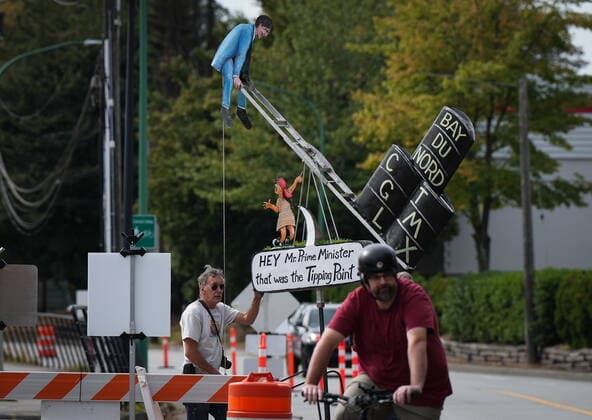 September 17, 2022, BURNABY, BC, CANADA: A person pushes a cart with caricature of Prime Minister Justin Trudeau during a protest against the Trans Mountain pipeline and a rally calling for the protection of Stoney Creek, in Burnaby, B.C., on Saturday, September 17, 2022. BURNABY CANADA  - ZUMAc35_ 20220917_zaf_c35_098 Copyright: xDarrylxDyckx