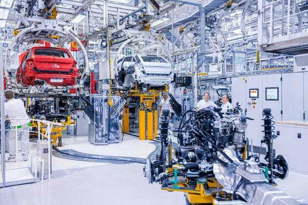 Assembling cars on conveyor line, Mlada Boleslav, Czech Republic - May 30, 2015: Skoda Auto celebrates 120 years since its establishemnt by Open Doors Day. Assembling cars on conveyor line., Mlada Boleslav, Czech Republic - May 30, 2015: Skoda Auto celebrates 120 years since its establishemnt by Open Doors Day. Assembling cars on conveyor line., 16.06.2022, Copyright: xzhuzhux Panthermedia31530866.jpg