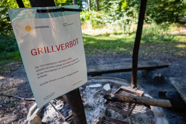Grillverbot Feuer und erhöhte Brandgefahr Eine erkaltete Feuerstelle in der trockenen offenen Landschaft 04.09.2022: Grillverbot Feuer und erhöhte Brandgefahr Eine erkaltete Feuerstelle in der trockenen offenen Landschaft. Ein Schild mit der Aufschrift Grillverbot an einem Spielplatz im Landkreis Ludwigsburg. Foto: KS-Images.de Karsten Schmalz Ludwigsburg , Baden-Württemberg Germany *** Barbecue ban Fire and increased fire danger A cooled fireplace in the dry open landscape 04 09 2022 Barbecue ban Fire and increased fire danger A cooled fireplace in the dry open landscape A sign with the inscription barbecue ban at a playground in the district of Ludwigsburg Photo KS Images de Karsten Schmalz Ludwigsburg , Baden Württemberg Germany