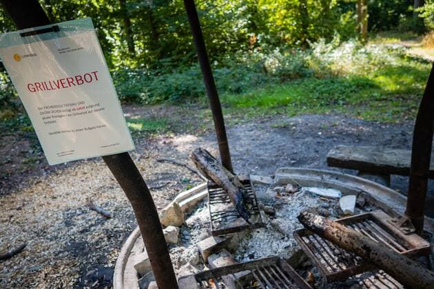 Grillverbot Feuer und erhöhte Brandgefahr Eine erkaltete Feuerstelle in der trockenen offenen Landschaft 04.09.2022: Grillverbot Feuer und erhöhte Brandgefahr Eine erkaltete Feuerstelle in der trockenen offenen Landschaft. Ein Schild mit der Aufschrift Grillverbot an einem Spielplatz im Landkreis Ludwigsburg. Foto: KS-Images.de Karsten Schmalz Ludwigsburg , Baden-Württemberg Germany *** Barbecue ban Fire and increased fire danger A cooled fireplace in the dry open landscape 04 09 2022 Barbecue ban Fire and increased fire danger A cooled fireplace in the dry open landscape A sign with the inscription barbecue ban at a playground in the district of Ludwigsburg Photo KS Images de Karsten Schmalz Ludwigsburg , Baden Württemberg Germany