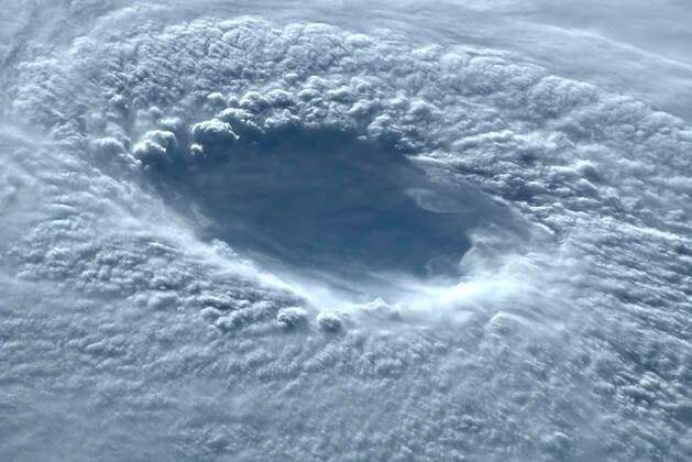 Bilder des Jahres 2022, News 09 September News Themen der Woche KW37 September 17, 2022, International Space Station, EARTH ORBIT: View of eye wall of Typhoon Nanmadol as it prepares to make landfall in south-western Japan seen from the International Space Station, September 17, 2022 in Earth Orbit. The storm is packing gusts up to 150mph and record amounts of rain. International Space Station EARTH ORBIT - ZUMAp138 20220917_zaa_p138_006 Copyright: xBobxHines Nasax