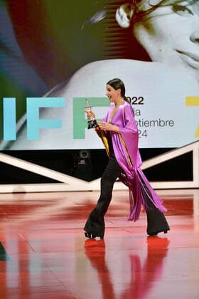 70eme Festival de Cine de Donostia San Sebastian Juliette Binoche - Donostia Award Ceremony SAN SEBASTIAN, SPAIN - SEPTEMBER 18: Actress Juliette Binoche receives the Donostia award from director Isabel Coixet during the 70th San Sebastian International Film Festival at the Kursaal Palace on September 18, 2022 in San Sebastian, Spain. 284216 2022-09-18 San Sebastian Espagne  Copyright: xThomasxBohlenx STAR_284216_006