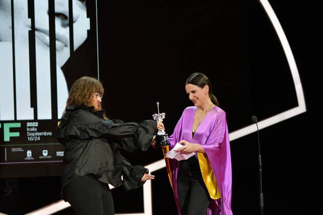 70eme Festival de Cine de Donostia San Sebastian Juliette Binoche - Donostia Award Ceremony SAN SEBASTIAN, SPAIN - SEPTEMBER 18: Actress Juliette Binoche receives the Donostia award from director Isabel Coixet during the 70th San Sebastian International Film Festival at the Kursaal Palace on September 18, 2022 in San Sebastian, Spain. 284216 2022-09-18 San Sebastian Espagne  Copyright: xThomasxBohlenx STAR_284216_033