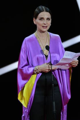 70eme Festival de Cine de Donostia San Sebastian Juliette Binoche - Donostia Award Ceremony SAN SEBASTIAN, SPAIN - SEPTEMBER 18: Actress Juliette Binoche receives the Donostia award from director Isabel Coixet during the 70th San Sebastian International Film Festival at the Kursaal Palace on September 18, 2022 in San Sebastian, Spain. 284216 2022-09-18 San Sebastian Espagne  Copyright: xThomasxBohlenx STAR_284216_041