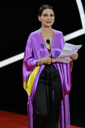 70eme Festival de Cine de Donostia San Sebastian Juliette Binoche - Donostia Award Ceremony SAN SEBASTIAN, SPAIN - SEPTEMBER 18: Actress Juliette Binoche receives the Donostia award from director Isabel Coixet during the 70th San Sebastian International Film Festival at the Kursaal Palace on September 18, 2022 in San Sebastian, Spain. 284216 2022-09-18 San Sebastian Espagne  Copyright: xThomasxBohlenx STAR_284216_043