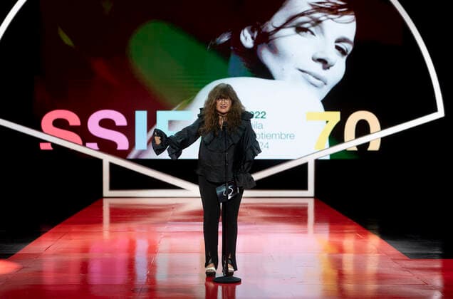 Juliette Binoche Receives The Donostia Award At San Sebastian Film Festival Film director and screenwriter Isabel Coixet presents the Donostia Award to actress Juliette Binoche in San Sebastian (Basque Country). San Sebastian Spain Spain  Copyright: xAlbertoxOrtegax originalFilename: agency-juliette220918_npNIl.jpg