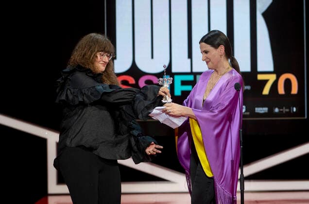 Juliette Binoche Receives The Donostia Award At San Sebastian Film Festival Actress Juliette Binoche (r) receives the Donostia Award from film director and screenwriter Isabel Coixet in San Sebastian (Basque Country). San Sebastian Spain Spain  Copyright: xAlbertoxOrtegax originalFilename: agency-juliette220918_npxm6.jpg