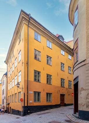 Old orange color buildings in a narrow alleys with cobblestone floors in Gamla stan, the old town of Stockholm, Sweden, Old style orange color buildings in a narrow alleys with cobblestone floors in Gamla stan, the old town of Stockholm, Sweden, Old style orange color buildings in a narrow alleys with cobblestone floors in Gamla stan, the old town of Stockholm, Sweden, 12.08.2022, Copyright: xkeladawyx Panthermedia31702130.jpg